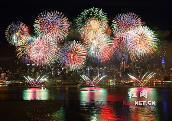 2015、2016年中国驻纽约总领馆前，哈德逊河84号码头的主题烟火秀