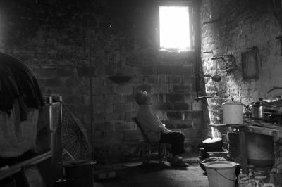 清代危房倒塌活埋独居老人 其子住200米外新房