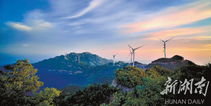 5月17日,位于溆浦县三江镇境内的紫荆山风力发电场,山峦葱翠,彩云