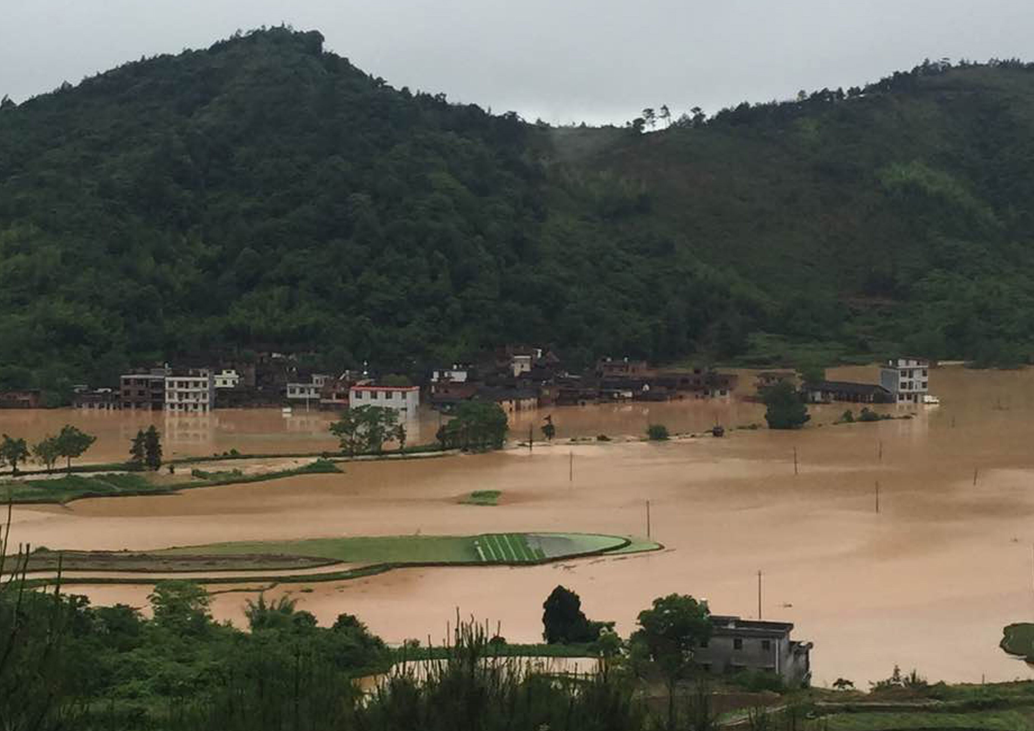 特写丨突降暴雨村民围困 临武南强镇紧急救援