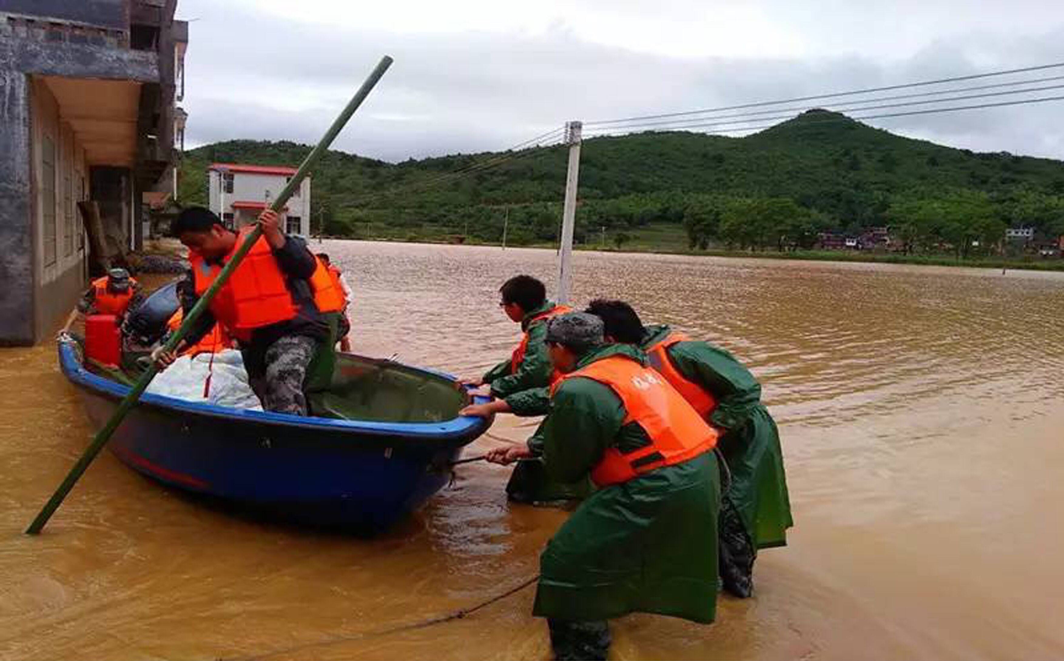 湖南宁远县暴雨致街面积水，当地启动防汛Ⅳ级应急响应_程先生_米多_市民