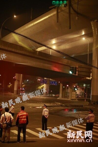图说：事发现场一片狼藉 新民晚报新民网记者 萧君玮 摄