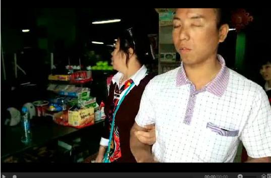 江西一盲大叔骑摩托车上路 靠妻子指挥方向