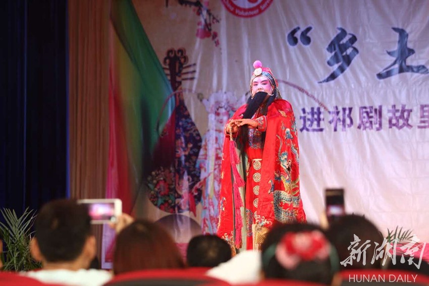 5月25日,演员在表演祁剧经典剧目《武家坡.