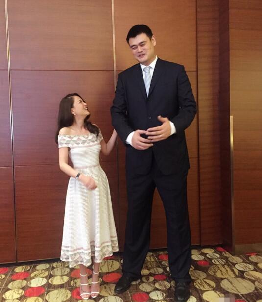 陈乔恩和姚明合影 网友:最萌身高差