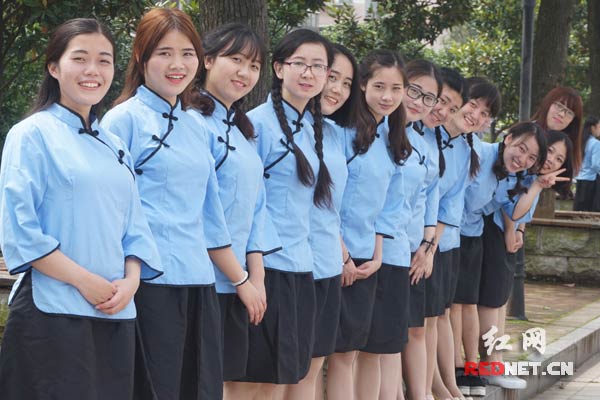 在校园的各个角落里拍下自己在学校最后的青春留影