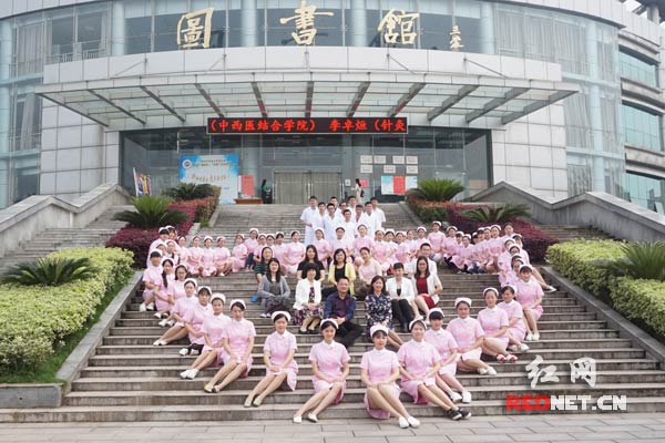 毕业生们排成心形队伍，将老师们团团围坐在中间。