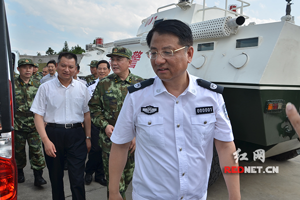 黄关春（右）查看此次列装的防暴运兵车。