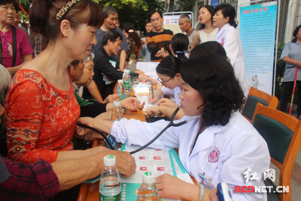 活动现场，湖南省人民医院马王堆院区老年呼吸科专家正在为市民义诊。
