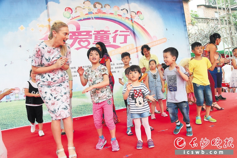  来自澳大利亚的爱心志愿者来到福利院，和孩子们一起开心地玩游戏互动。长沙晚报记者 陈飞 摄