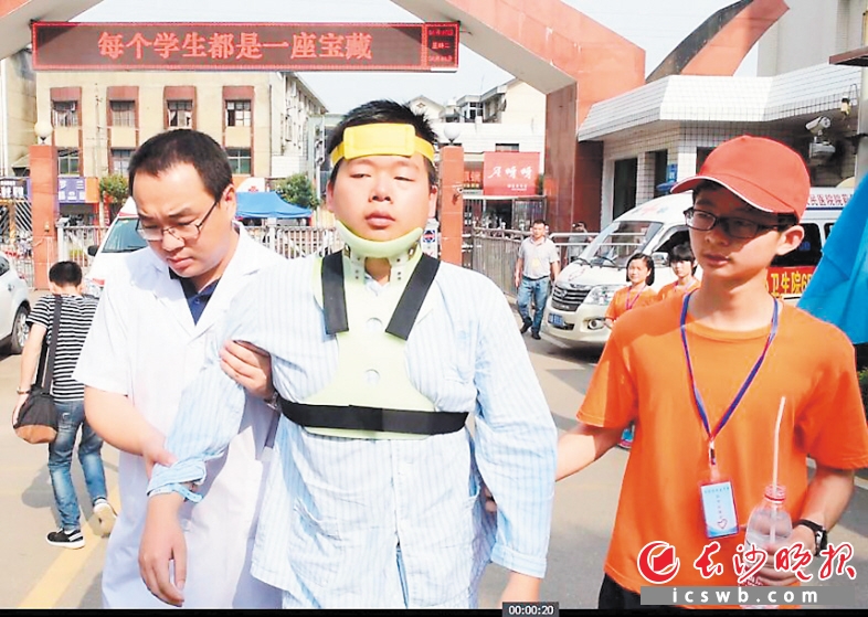 在中南大学湘雅二医院医生的护送下，星宇走进考场。 长沙晚报通讯员 刘祥 摄