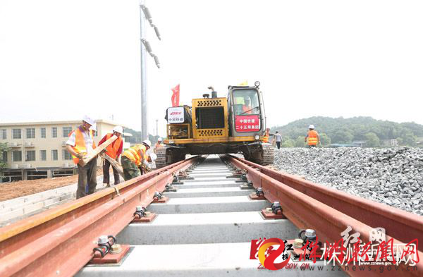 长轨铺设进行中（邓联旭 摄影）