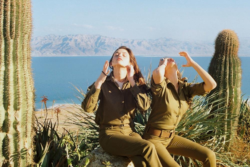 以色列女兵丨掩藏在硬朗军装下的少女心.