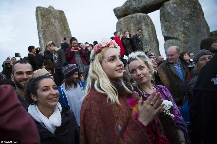 夏至日:巨石阵万人赏日出
