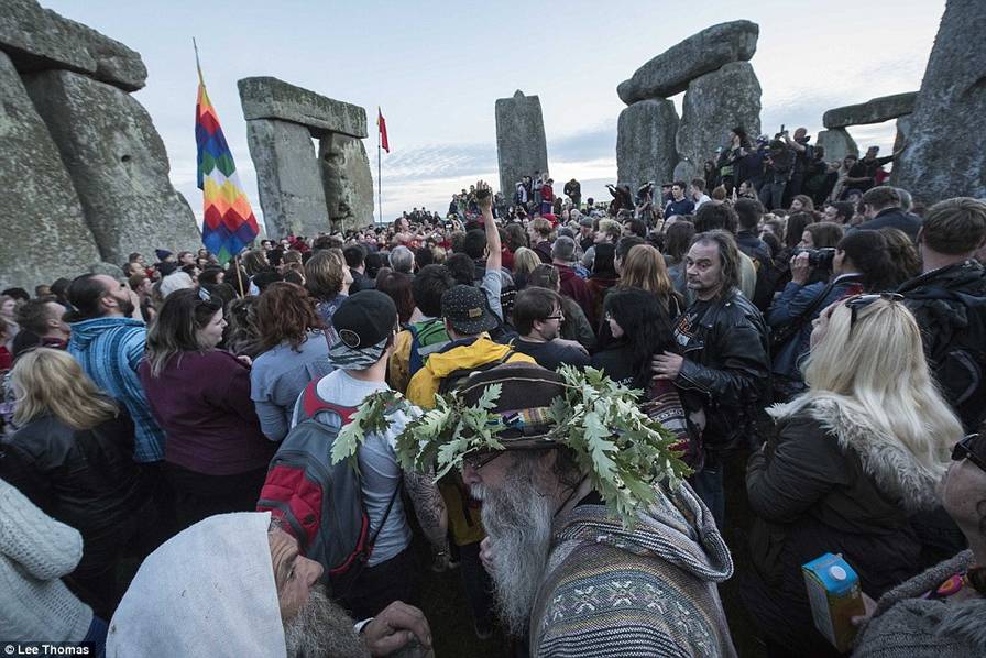 夏至日:巨石阵万人赏日出