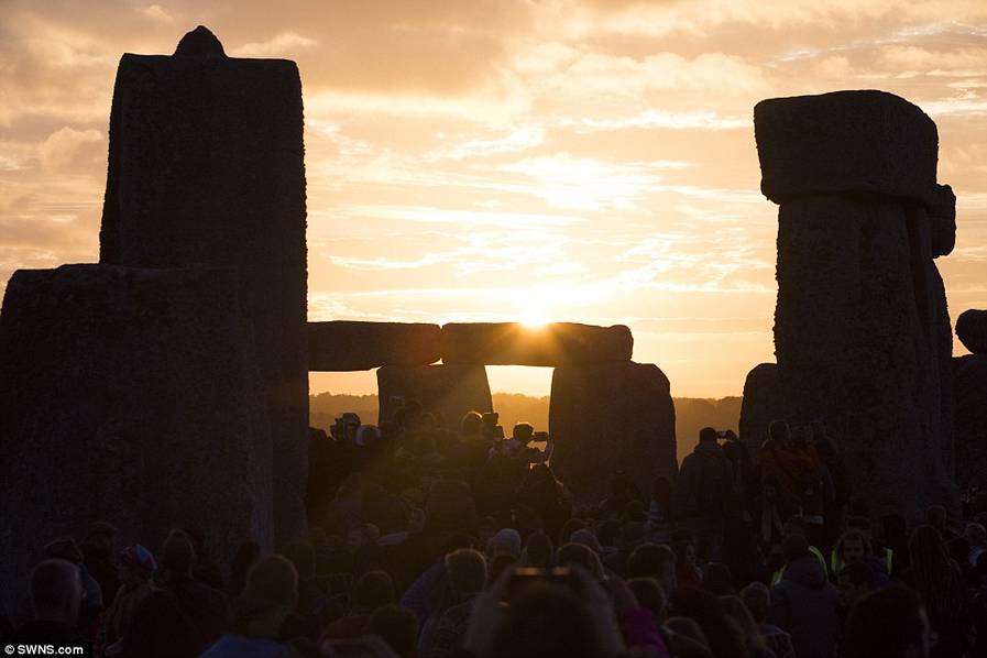 夏至日:巨石阵万人赏日出