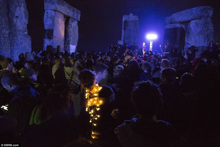夏至日:巨石阵万人赏日出