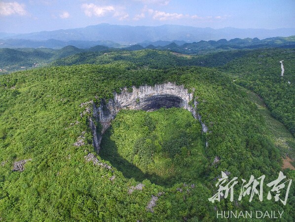 6月22日,新宁县回龙寺镇风神洞村,空中俯瞰风神洞天坑犹如大地的眼睛.