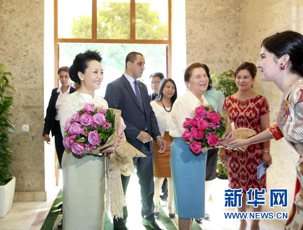 彭丽媛同乌兹别克斯坦总统夫人卡里莫娃共同参观塔什干孔子学院