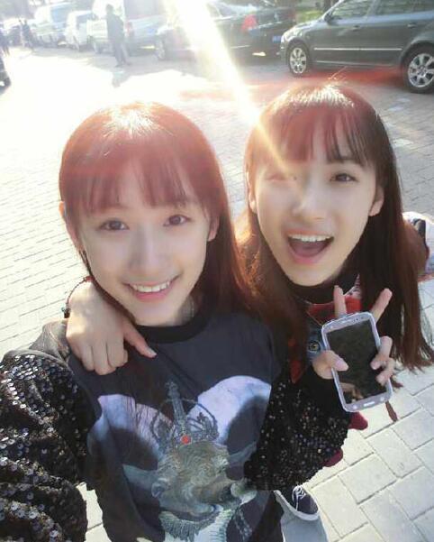 复旦双胞胎姐妹走红 清纯自拍刷屏