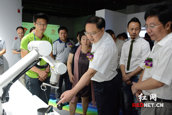 湖南省政府副省长张剑飞（右三），长沙市委副书记、市长胡衡华（右一）等参观研究院