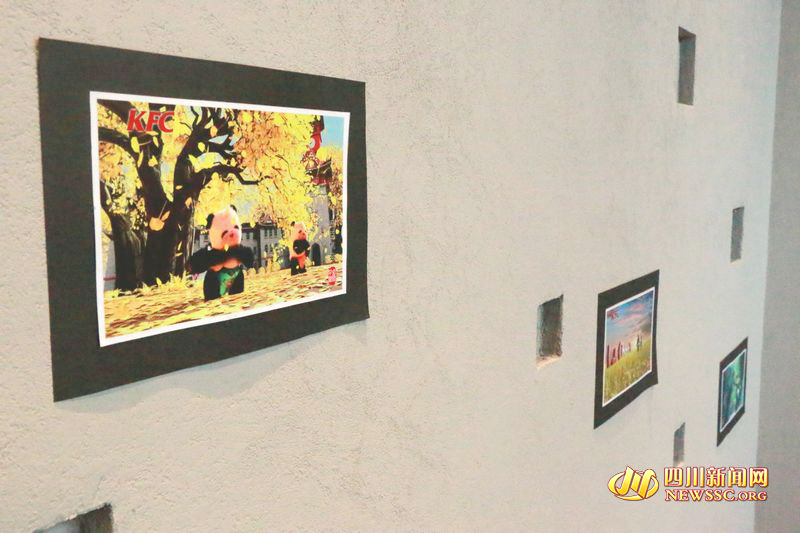 楼梯上，贴满了《胖娃上成都》的画作