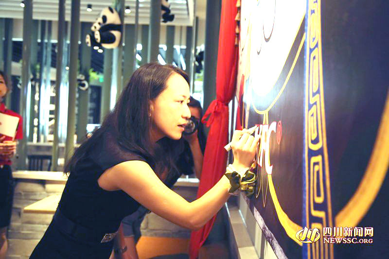 肯德基川渝黔滇市场总经理李学红为KFC描红