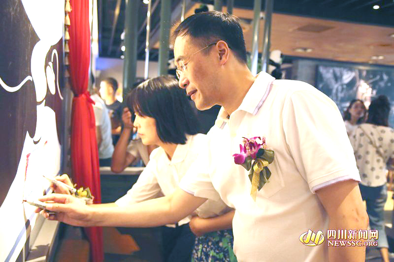 中国邮政郑总（男）与简途旅行曾总一起为熊猫餐厅落地点睛