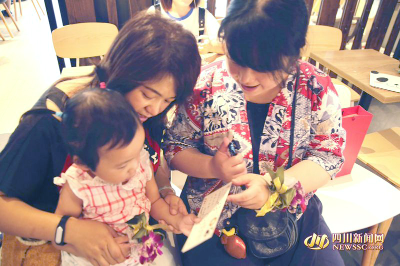 妈妈带着小宝也来写明信片