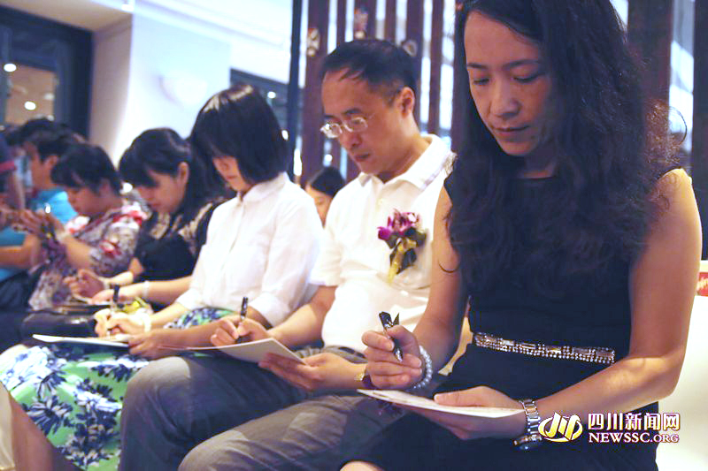 现场嘉宾将对亲朋的祝福写在了明信片上