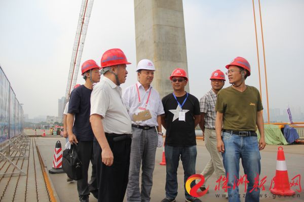 26日，郑皆连、聂建国院士及260位桥梁专家齐聚枫溪大桥，对STC超高韧性混凝土施工工艺进行观摩考察。 图为郑皆连院士（左二）正在进行观摩 雷星 供图