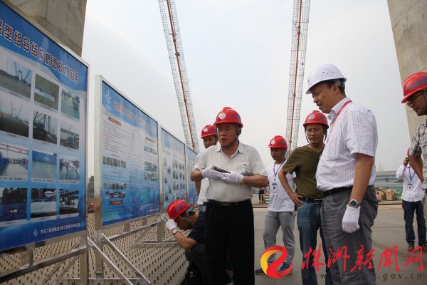 26日，郑皆连、聂建国院士及260位桥梁专家齐聚枫溪大桥，对STC超高韧性混凝土施工技术进行观摩考察。 图为郑皆连院士（左三）正在进行观摩 雷星 供图