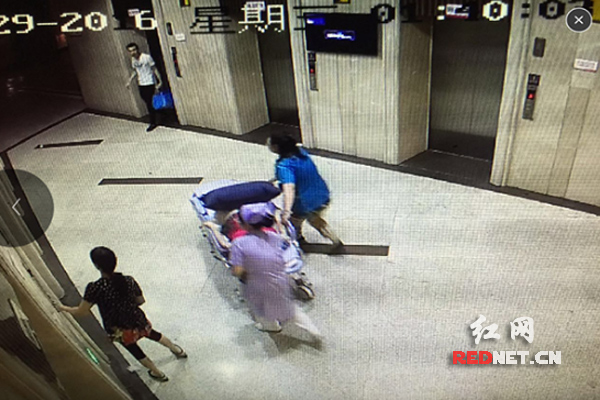 医护人员集体救助产妇