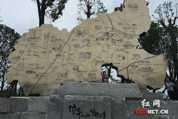 收费站外还有设宁乡全域景区图，收录了炭河古城、密印寺等73处宁乡景点。