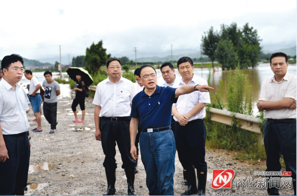 7 月4 日下午，市委书记、市人大常委会主任彭国甫在溆浦县城现场指挥抗洪救灾工作。（记者 潘雨 摄）