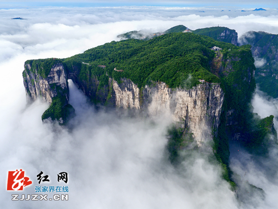 鸟瞰张家界天门山：云雾缭绕 如梦似幻