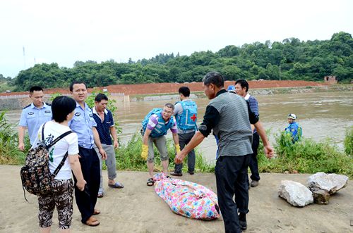 娄底女子涟水河溺水路人,蓝天救援队开展生死救援