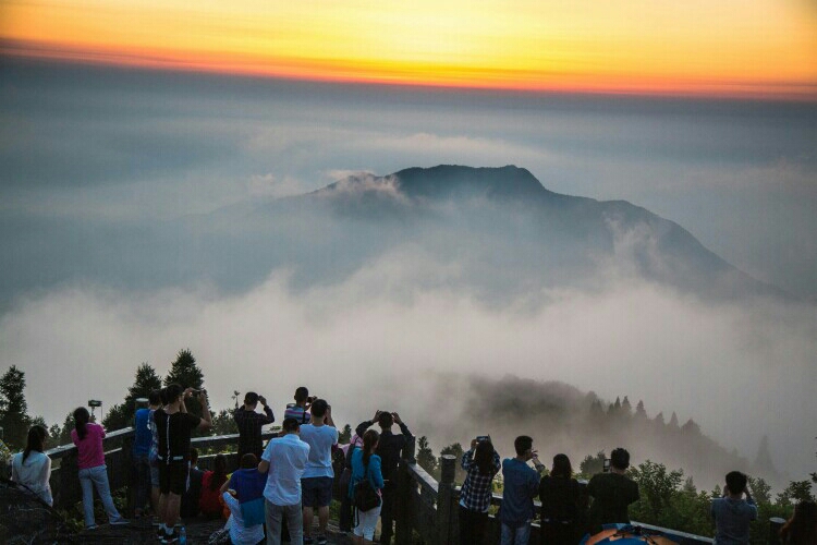 衡山日出惹醉游人