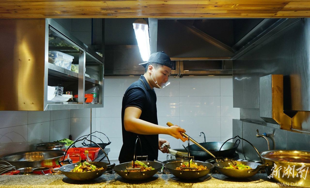 劳动报-火热一线 | 高温厨房里的“人间烟火”——记者跟随上海工匠刘根标体验厨师的工作日常