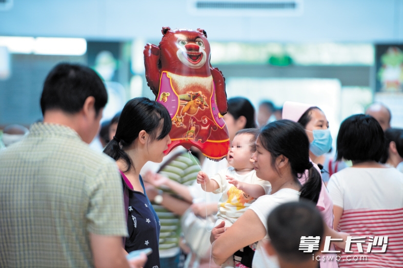 本周开始，长沙各大医院迎来暑期就诊高峰。昨日上午，湖南省儿童医院门诊大厅挤满了前来就诊的小患者和家长。 长沙晚报通讯员 李奇 摄