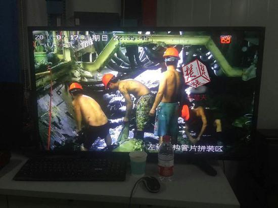 监控拍摄的抢救现场。 图据楚天都市报