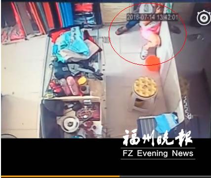 男子强行拖拽女店员进试衣间，女店员紧抱门框反抗（画圈处）。
