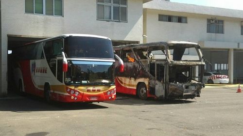 同款游览车被放在火烧车旁，方便鉴识人员比对。台湾《联合报》记者郑国梁／摄影
