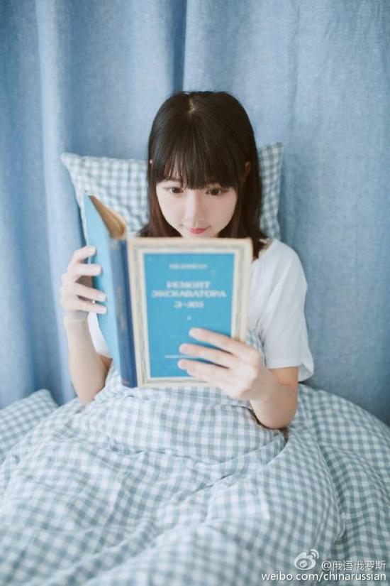 女孩拍照错拿苏联挖掘机维修指南装文艺