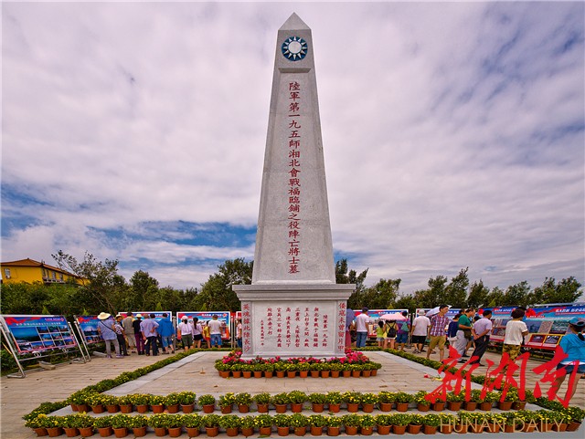 (影珠山上抗战将士纪念碑巍然矗立,肃穆庄重.