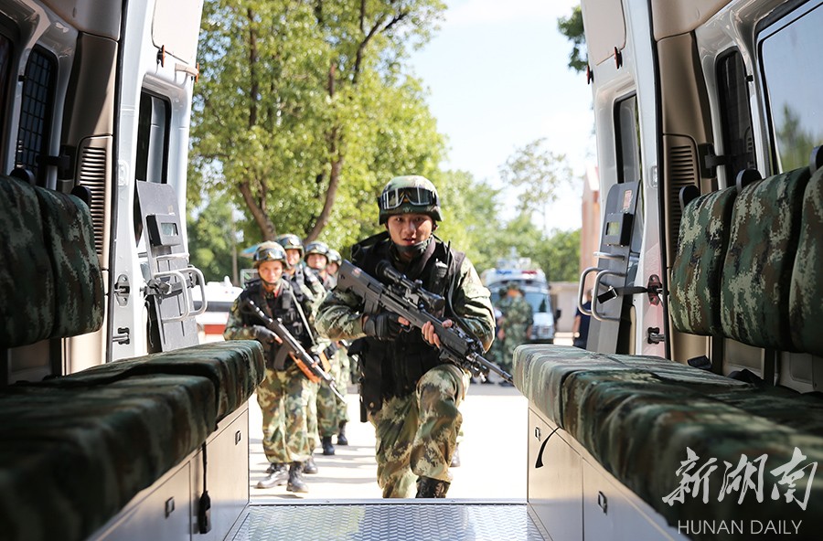 7月22日,武警官兵在进行轻型防暴巡逻车人装结合训练.