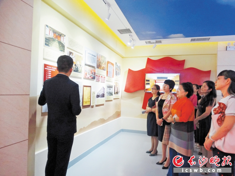 领导干部家属参观长沙市廉政警示教育基地。长沙晚报记者 李静 摄