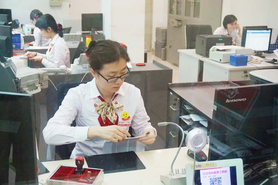 其中，金融业、房地产业、营利性服务业和非营利性服务业发展尤为迅猛。 上半年，全市金融机构存贷款余额
