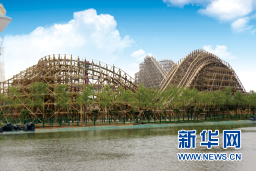 图为《大、小水寨》&nbsp; &nbsp; 同时也有适合家庭成员共同游玩的《音乐船》、《逍遥水母》、《亲子摩天轮》、《大、小水寨》等玩乐项目。其中的《大、小水寨》是以广阔水面为背景的大型亲水项目，它采用先进的计算机控制技术、自动控制技术等高科技手段，形成各种水特技效果，带给游客非同一般的视觉震撼！在卡通风格的项目区内，星罗棋布分布着各种水特技设备，各种生动有趣并带有互动性的游玩项目，让游客在炎炎夏日中置身于奇幻的水世界中，体验前所未有的清凉与刺激。&nbsp; &nbsp; 在二期梦幻王国中，还融入了许多“熊出没”动画系列元素。如在以“熊出没山谷”为主题的项目组内，不仅包含了许多精彩的室外项目，还随处穿插着“熊出没”动漫元素，相信这种精心的安排与巧妙的设置，亦会使小朋友们惊喜不已。&nbsp; &nbsp; 相信高科技与中华传奇经典故事完美结合的株洲方特梦幻王国，将会在开业之后带给民众更多的欢乐与惊喜。无论你是大朋友、还是小朋友，都可以在方特梦幻王国中体会惊喜，感受欢乐。（王绘华 姜诚）