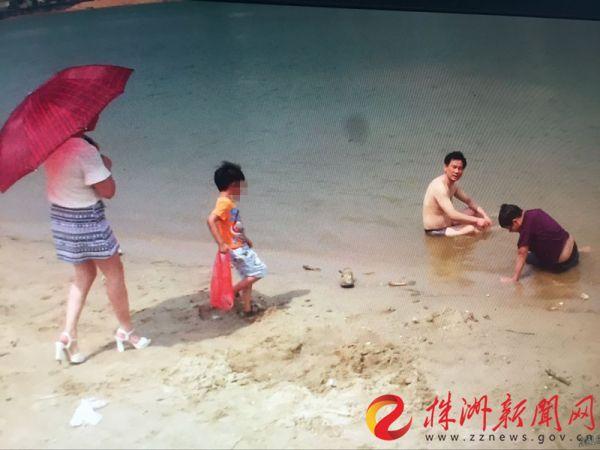 (黄飞在岸边跟该男子做工作，劝他要珍惜生命)